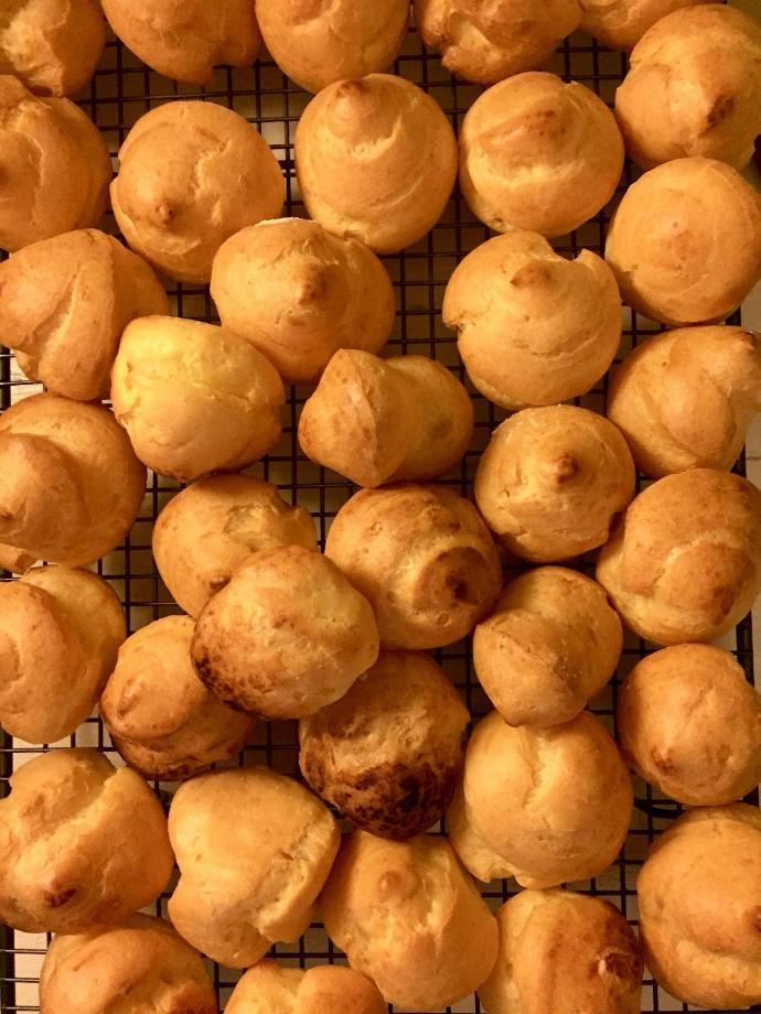 A bunch of doughnuts sitting on a cooling rack